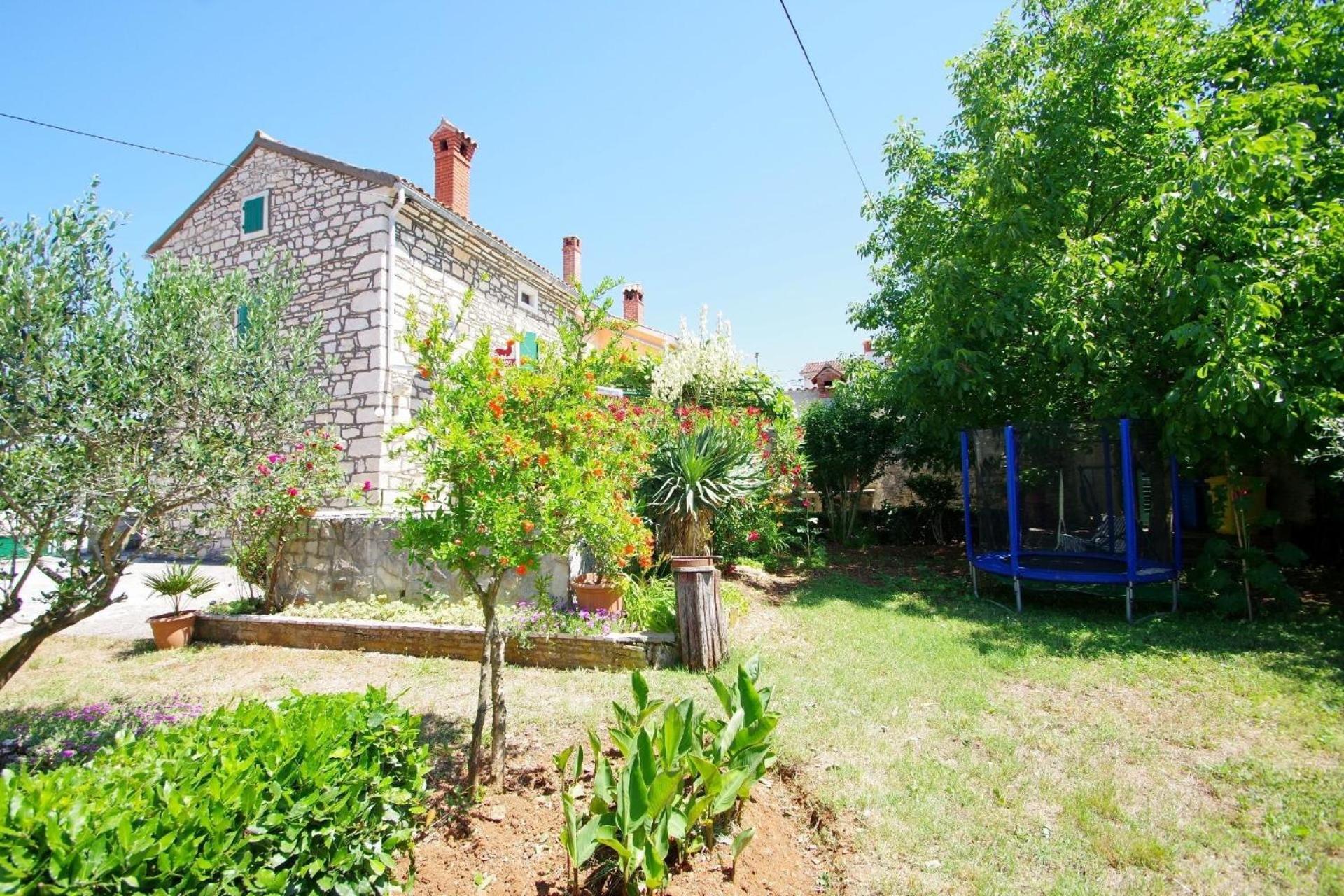 In Mit Grill, Garten Und Terrasse Holiday home Rakalj